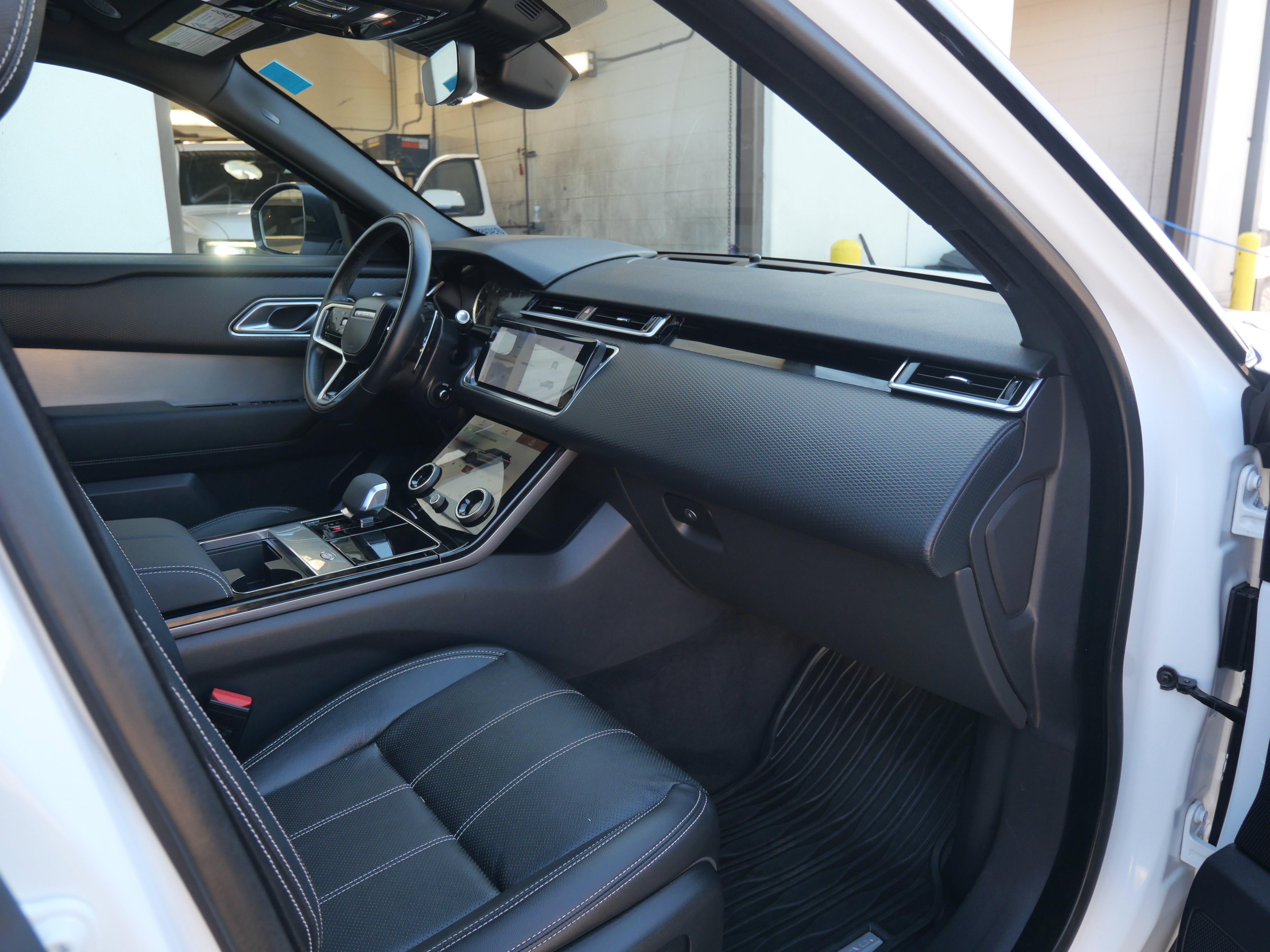 Used 2022 Land Rover Range Rover Velar R-Dynamic S image 14