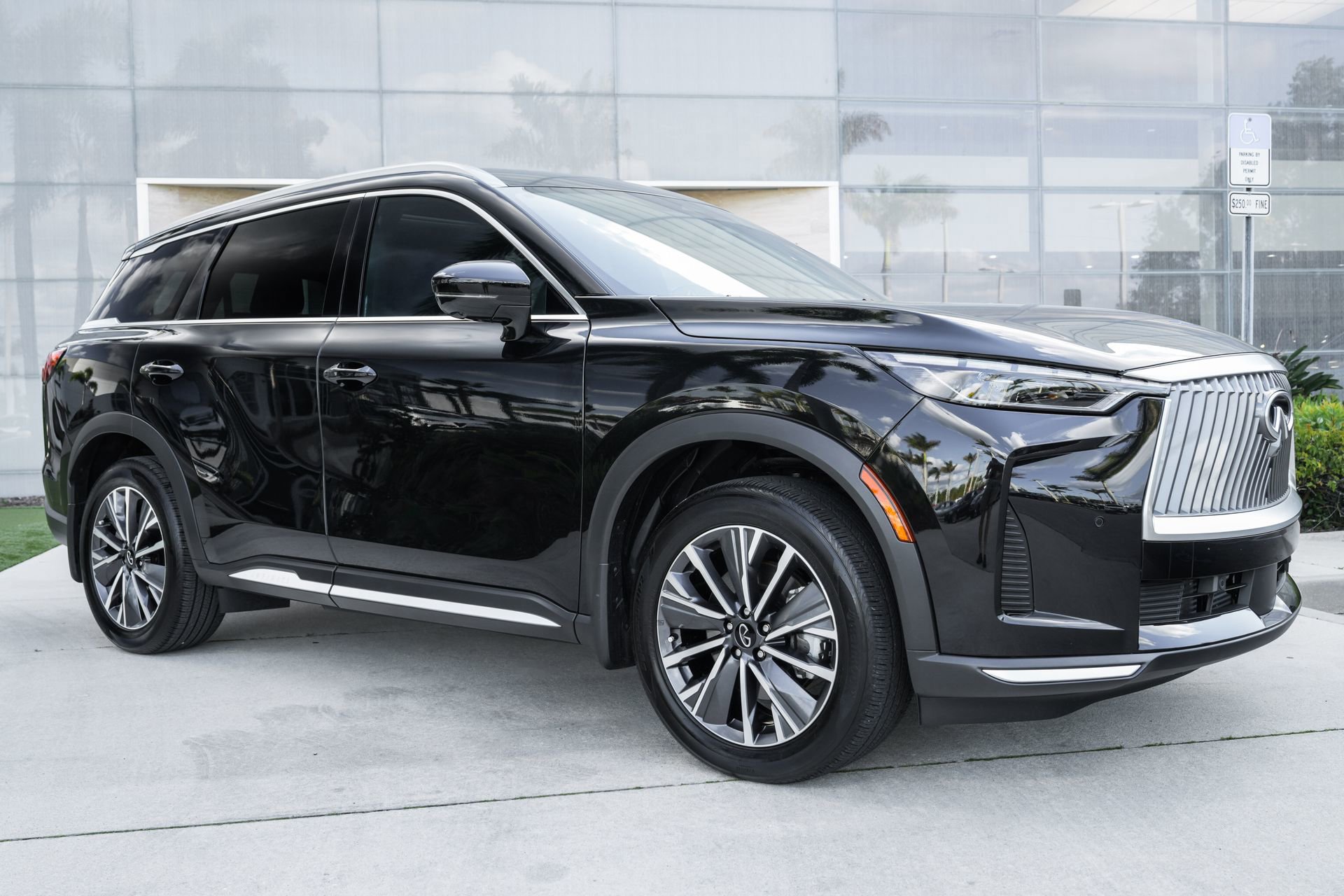 Certified 2026 INFINITI QX60 Luxe w/ Cargo Package FWD image 2