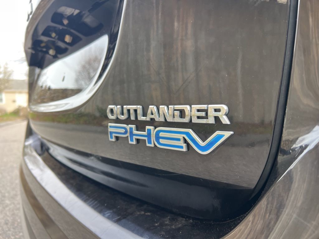 Used 2018 Mitsubishi Outlander 4WD Plug-In Hybrid image 9