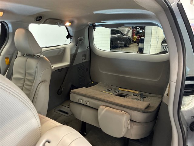 Used 2014 Toyota Sienna XLE image 24