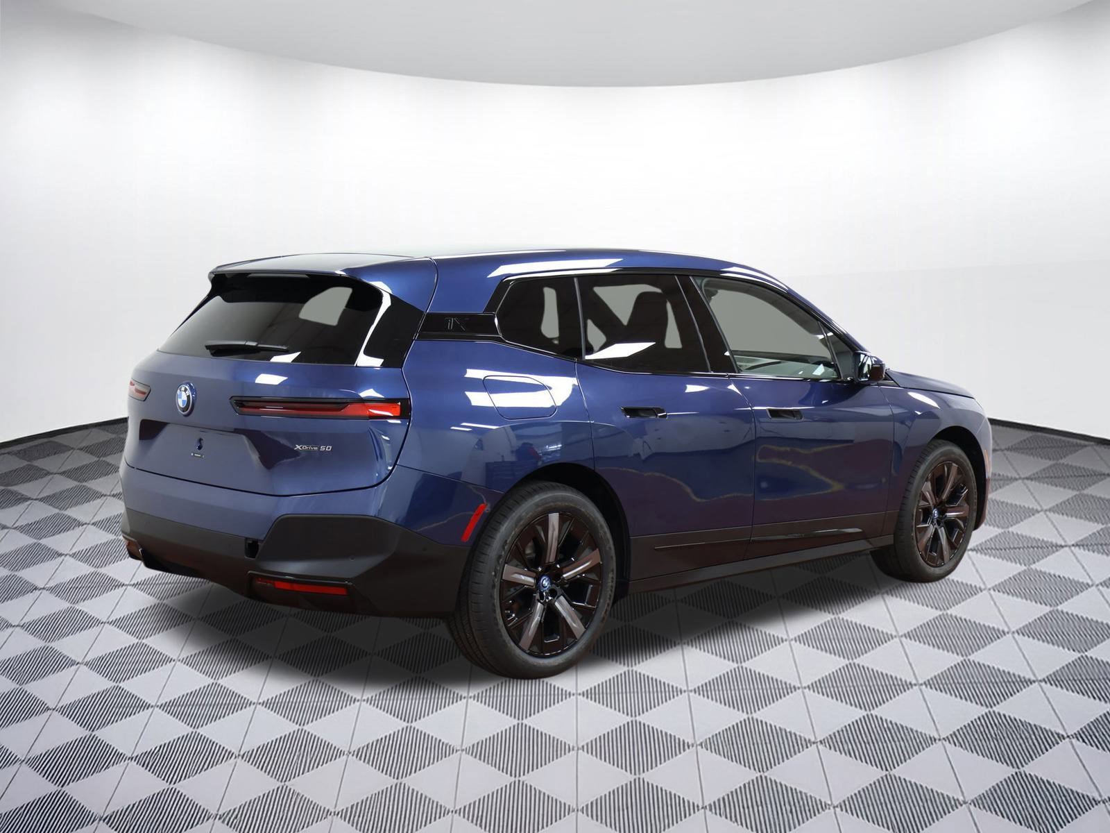 Used 2025 BMW iX xDrive50 w/ Premium Package image 7