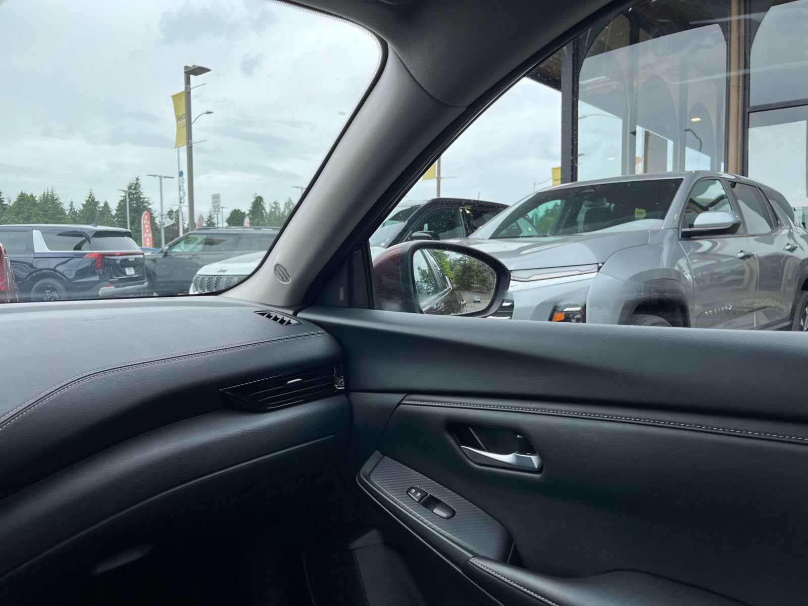 Used 2025 Nissan Sentra SV FWD image 30