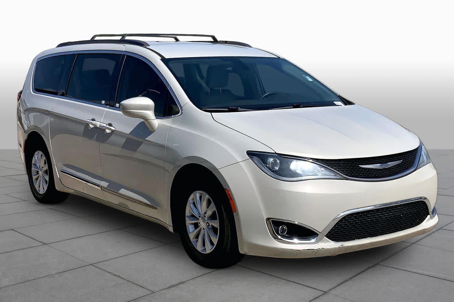 Used 2017 Chrysler Pacifica Touring-L FWD image 2