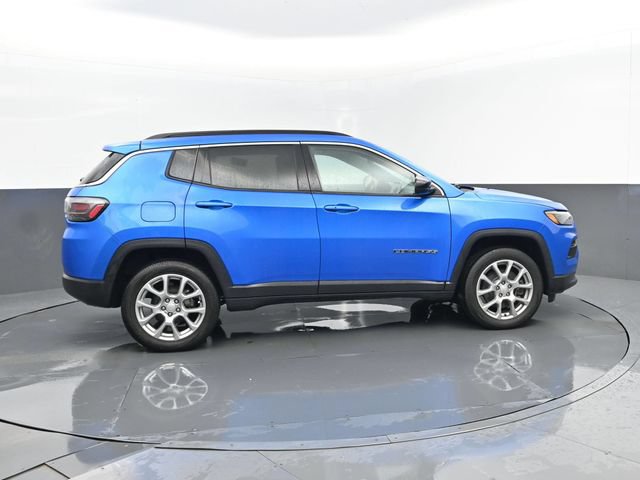 Used 2024 Jeep Compass Latitude w/ Sun and Sound Group AWD/4WD image 4