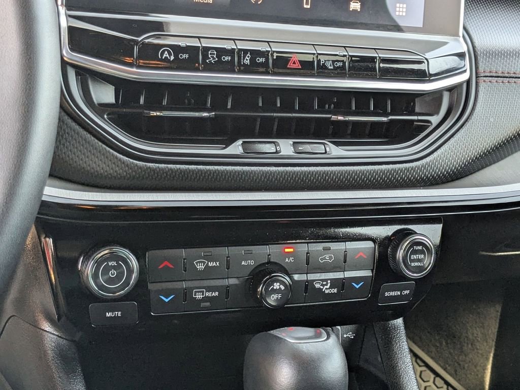 Used 2025 Jeep Compass Trailhawk image 21