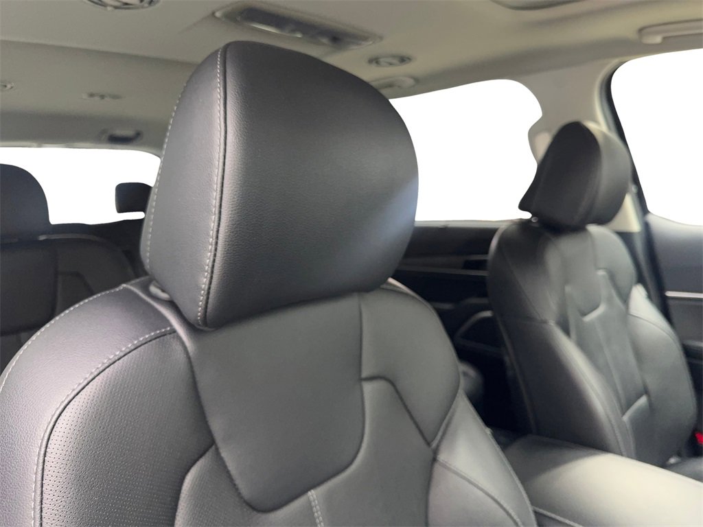 Used 2025 Kia Telluride EX w/ EX Captain's Chair Package image 48