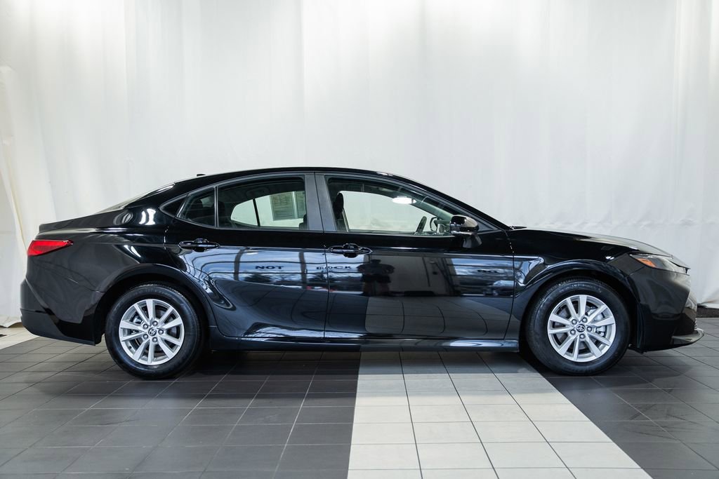 Used 2025 Toyota Camry LE image 3