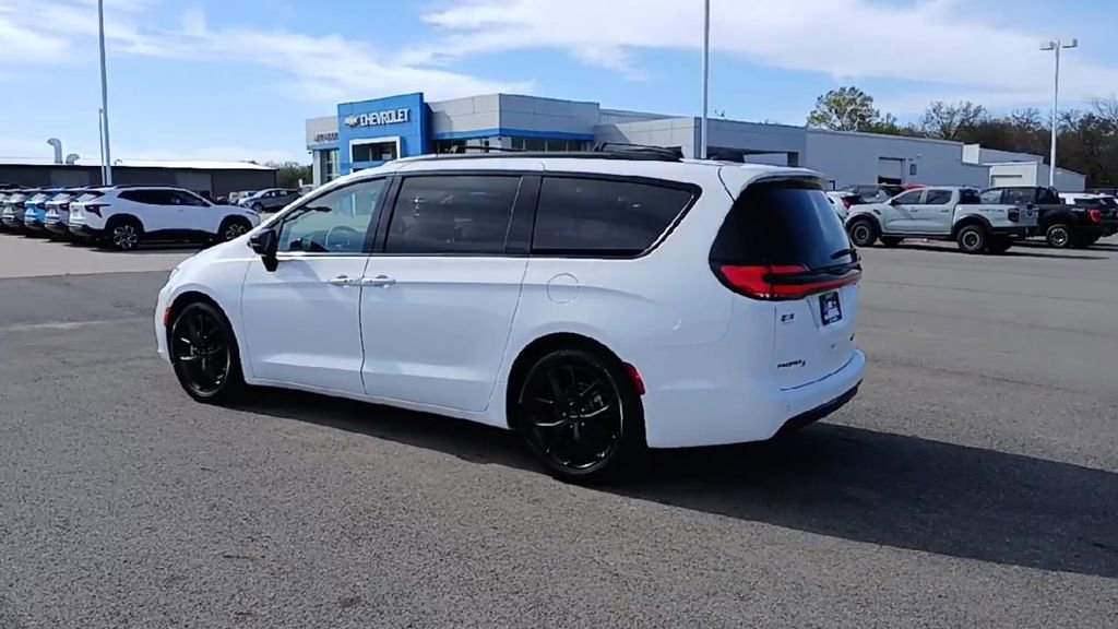 Used 2025 Chrysler Pacifica Limited image 6