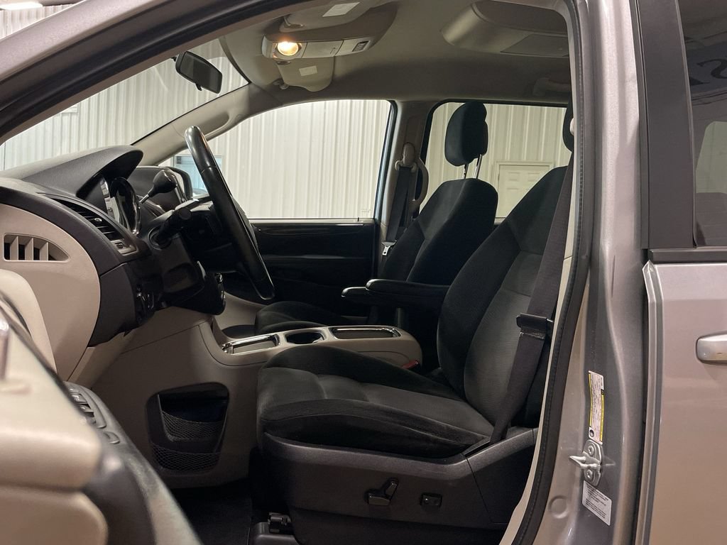 Used 2016 Dodge Grand Caravan SXT w/ Rear Park Assist Package FWD image 14
