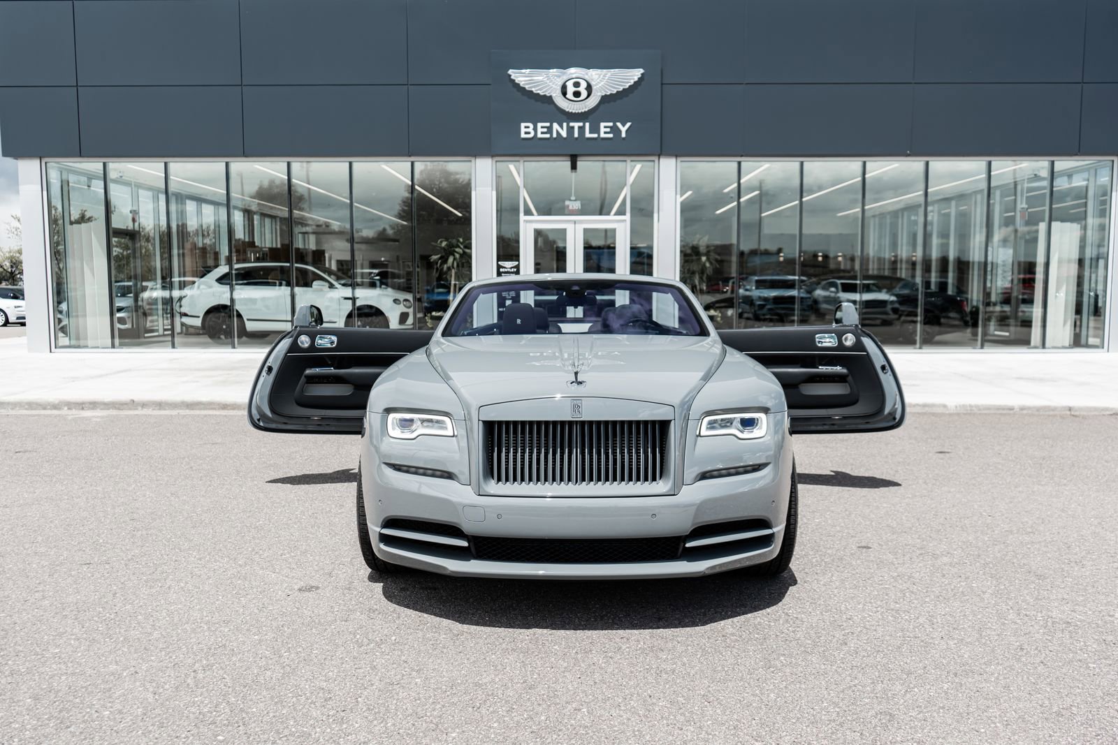 Used 2020 Rolls-Royce Dawn RWD image 3