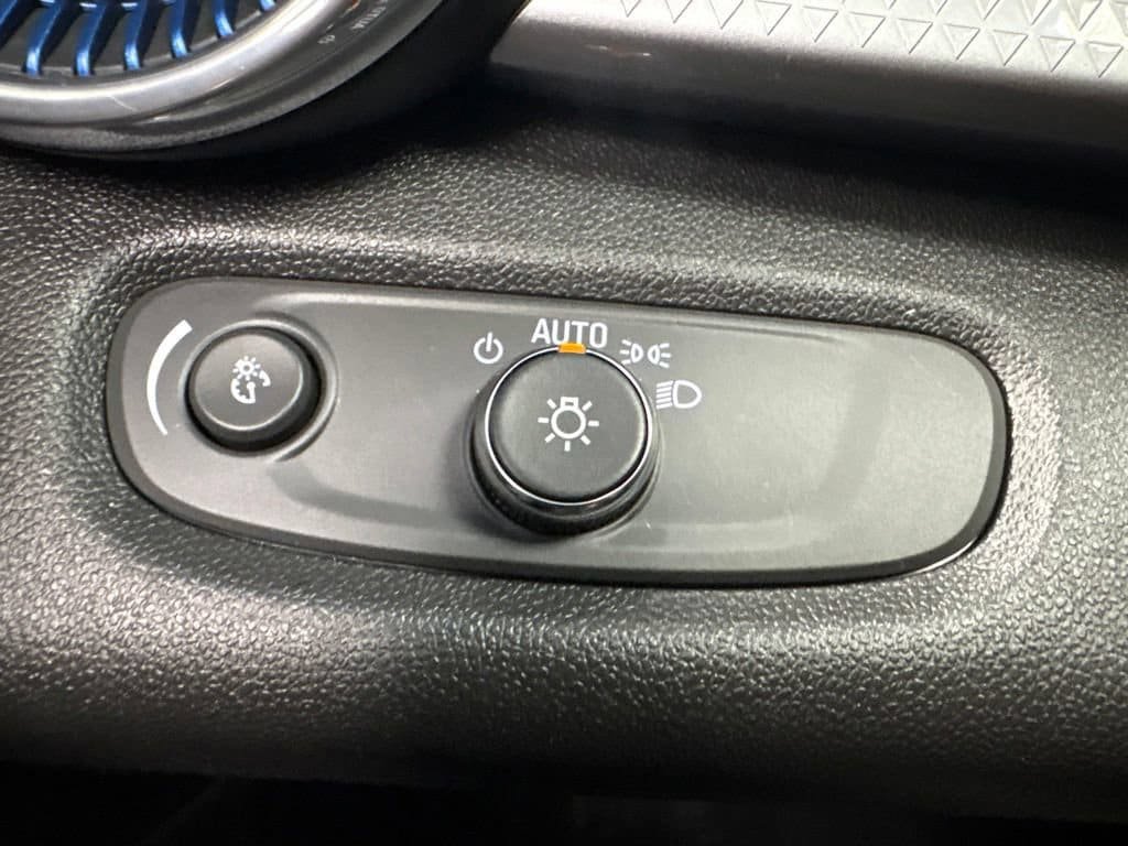 Certified 2025 Chevrolet Trax LT FWD image 23
