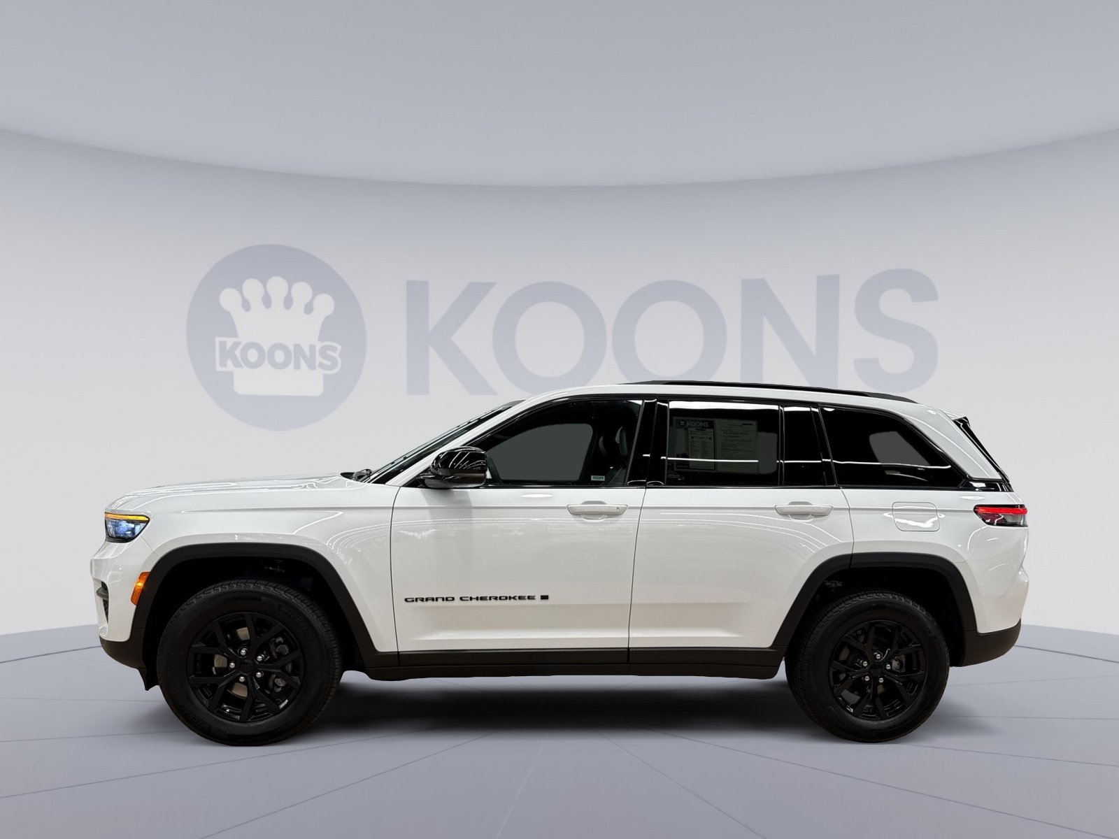Used 2025 Jeep Grand Cherokee Altitude AWD/4WD image 7