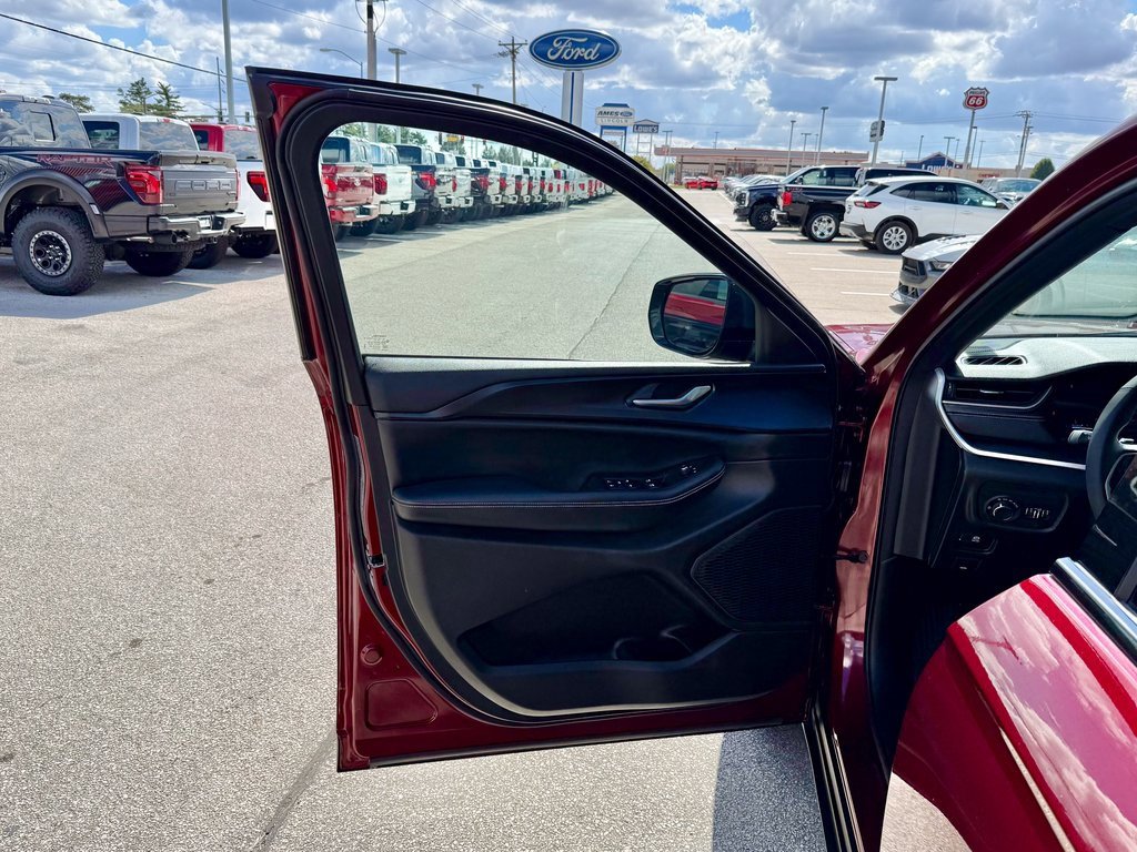 Used 2023 Jeep Grand Cherokee Altitude image 12