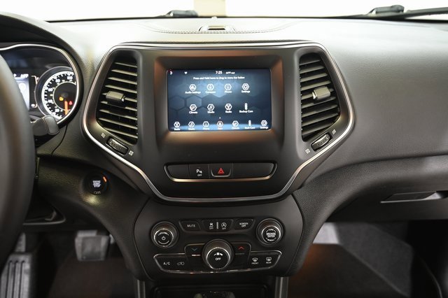 Used 2020 Jeep Cherokee Latitude Plus image 5