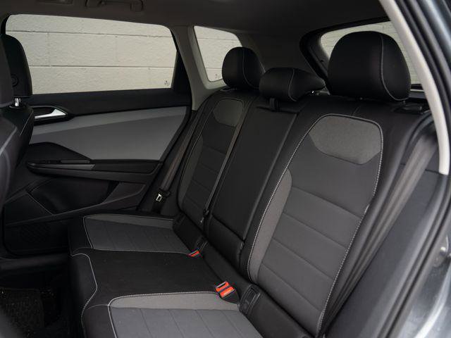 Used 2022 Volkswagen Taos SE w/ Panoramic Sunroof Package AWD/4WD image 18