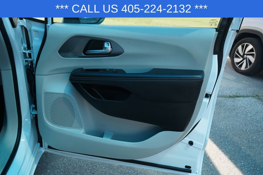 Used 2023 Chrysler Pacifica Touring-L FWD image 21