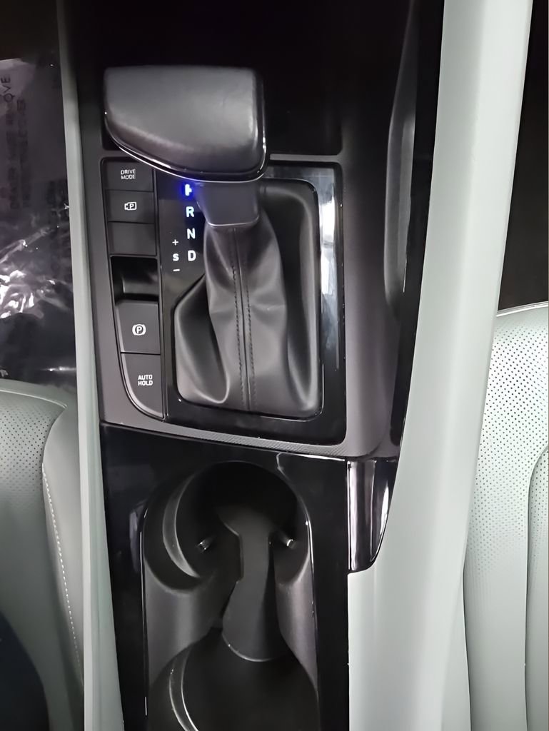 Certified 2025 Hyundai Elantra Limited image 28