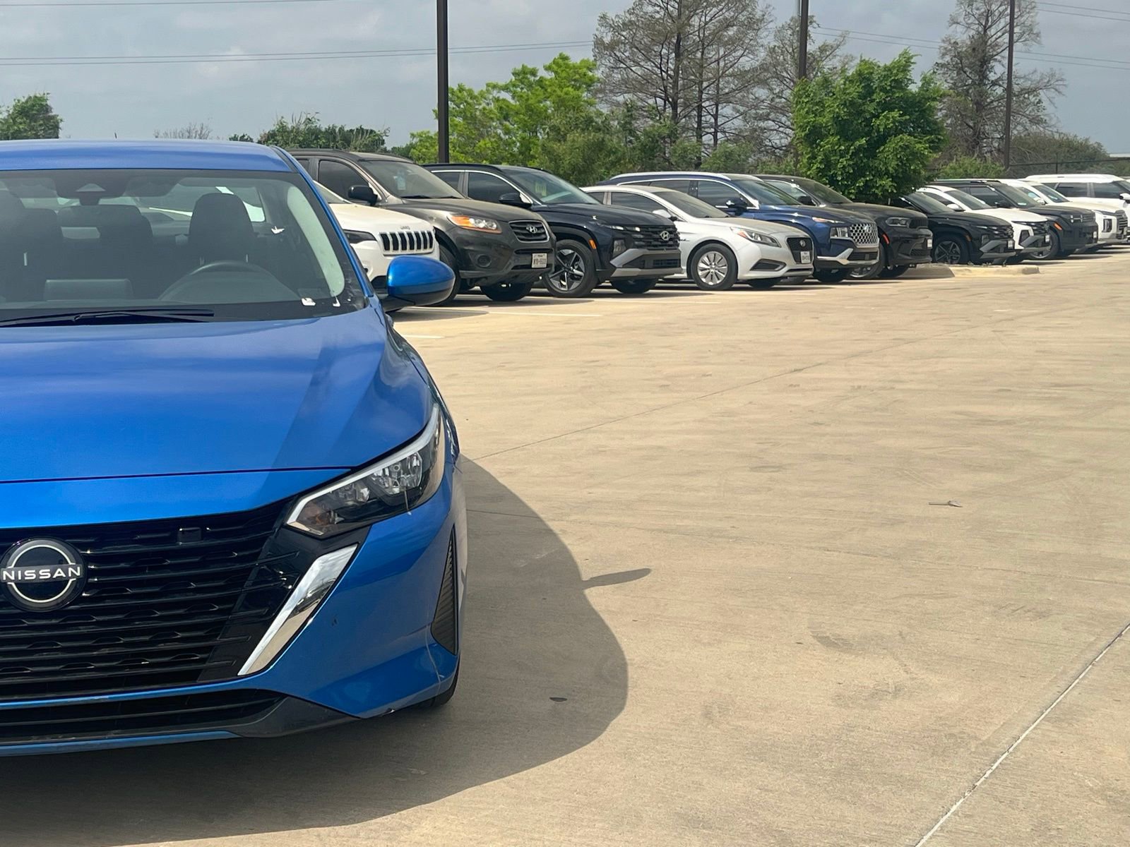 Used 2025 Nissan Sentra SV image 3