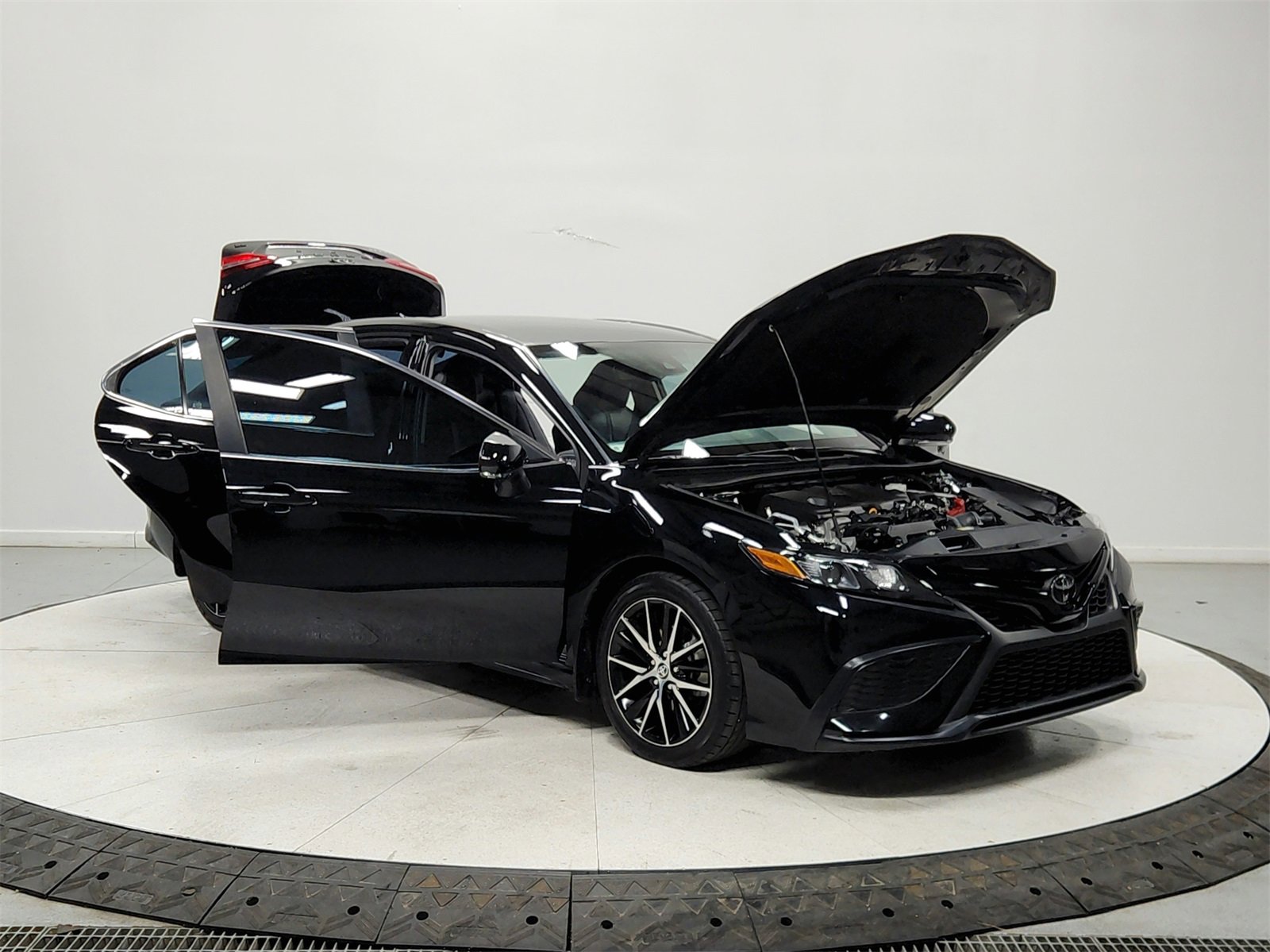 Used 2023 Toyota Camry SE image 9