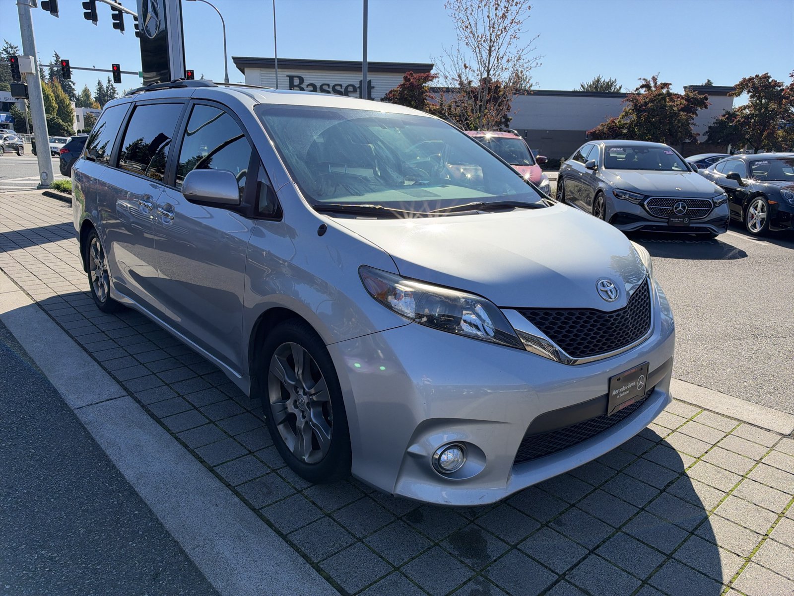 Used 2014 Toyota Sienna SE FWD image 3