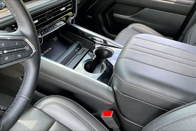 Used 2025 Chevrolet Tahoe High Country AWD/4WD image 13