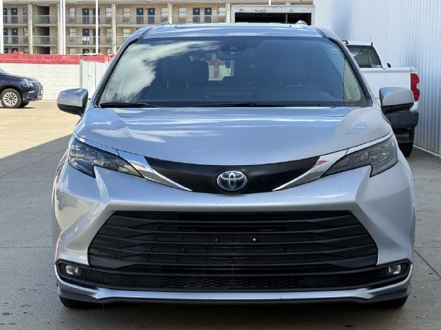 Used 2025 Toyota Sienna XLE FWD image 8