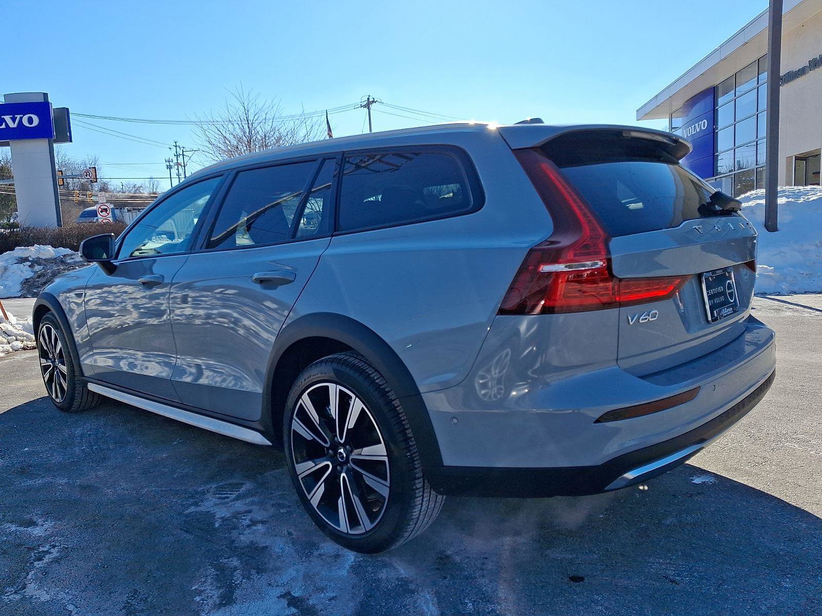Certified 2025 Volvo V60 B5 Cross Country Ultra image 4