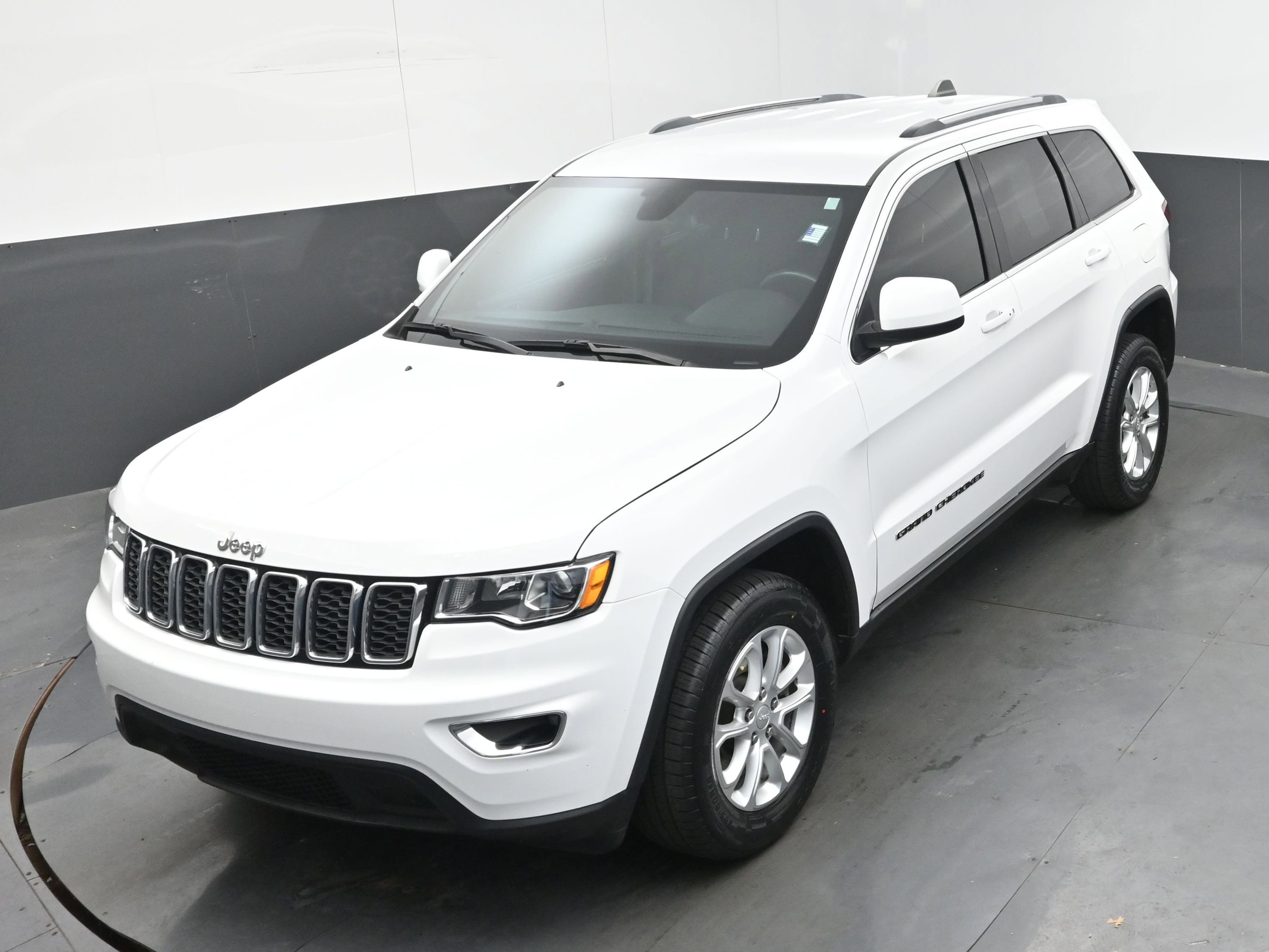 Used 2021 Jeep Grand Cherokee Laredo image 32