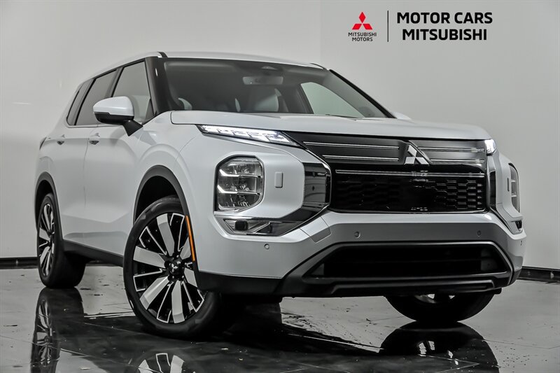 Used 2025 Mitsubishi Outlander SE