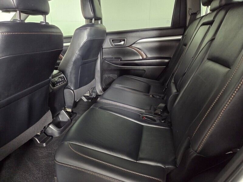 Used 2019 Toyota Highlander SE image 28
