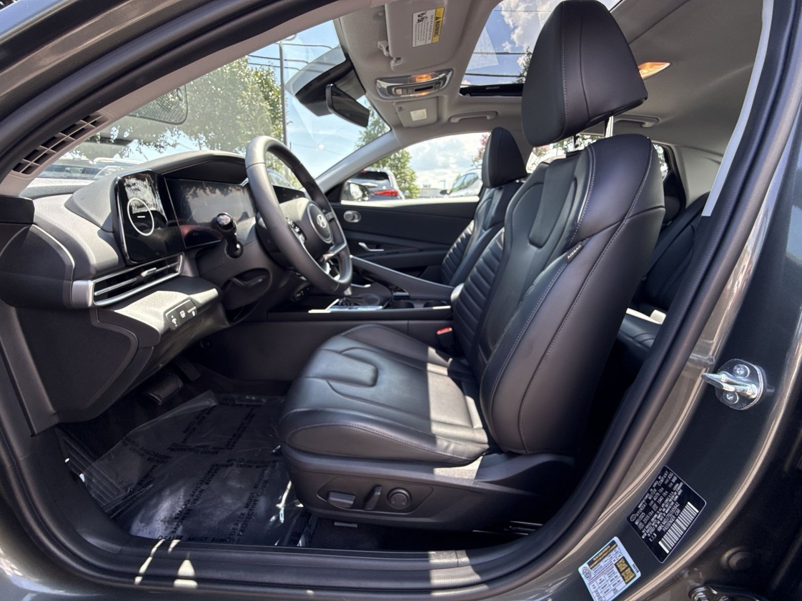 Used 2025 Hyundai Elantra Limited FWD image 13