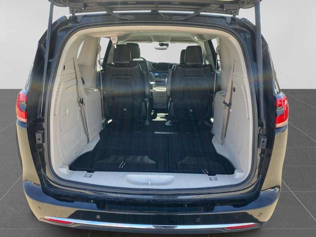 Used 2024 Chrysler Pacifica Select image 11