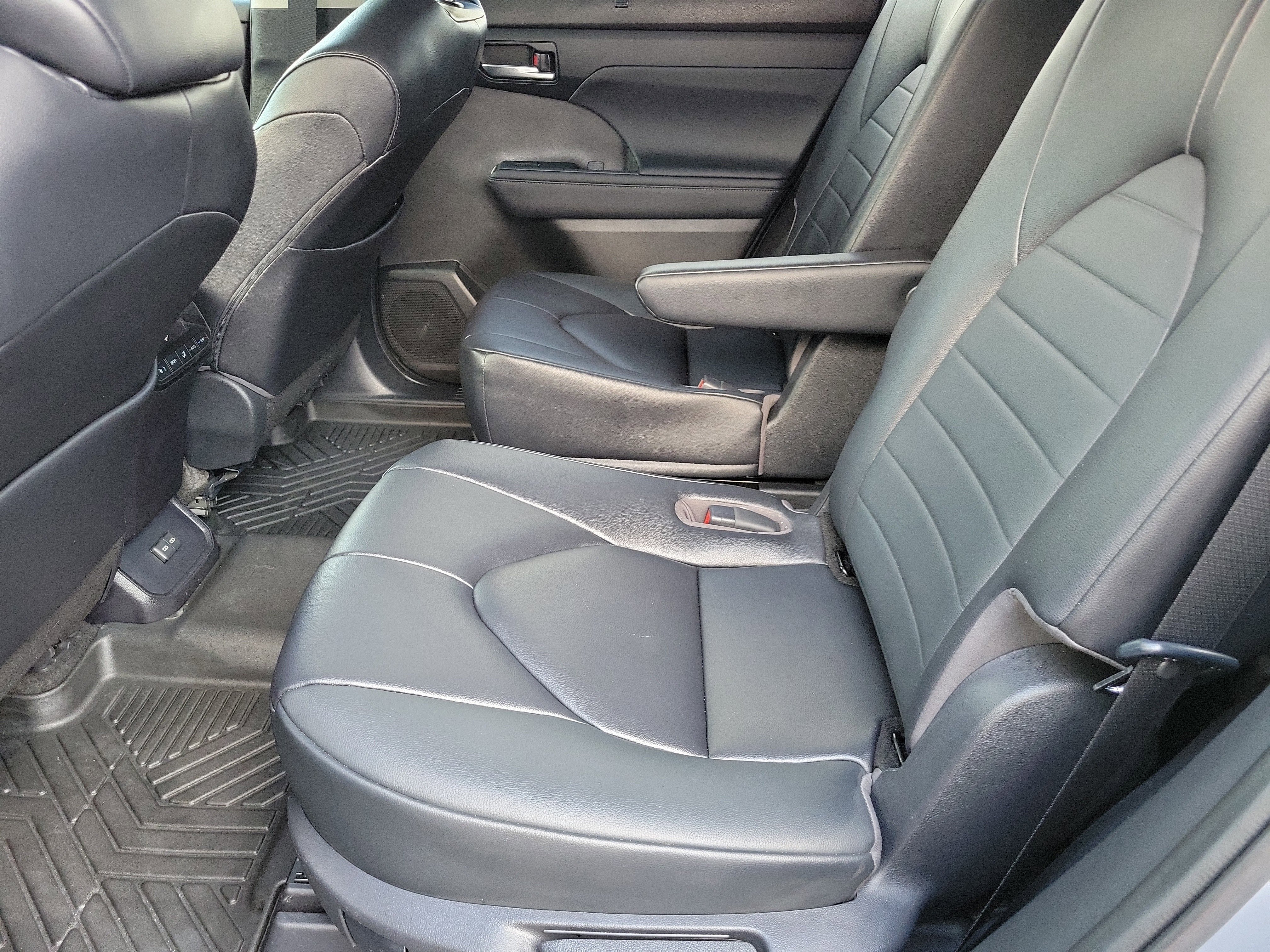 Used 2023 Toyota Highlander XLE image 19