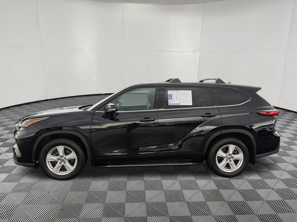 Used 2022 Toyota Highlander LE AWD/4WD image 5