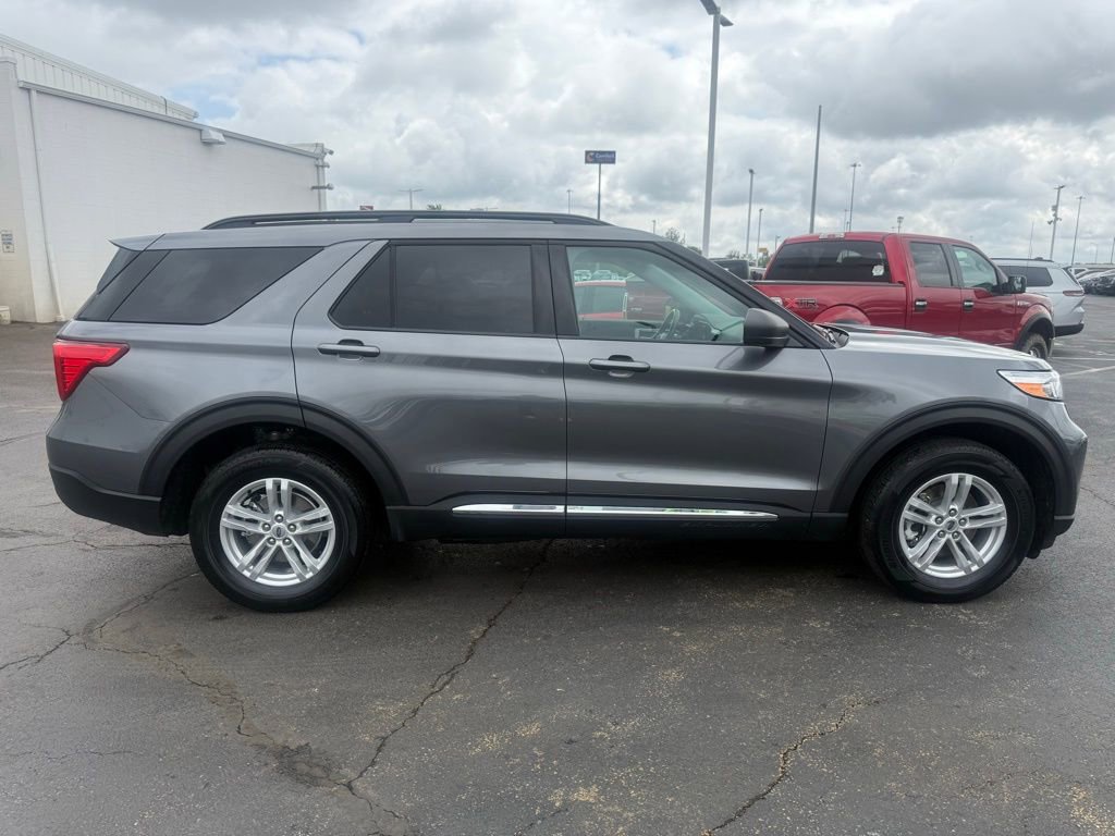 Used 2024 Ford Explorer XLT AWD/4WD image 2
