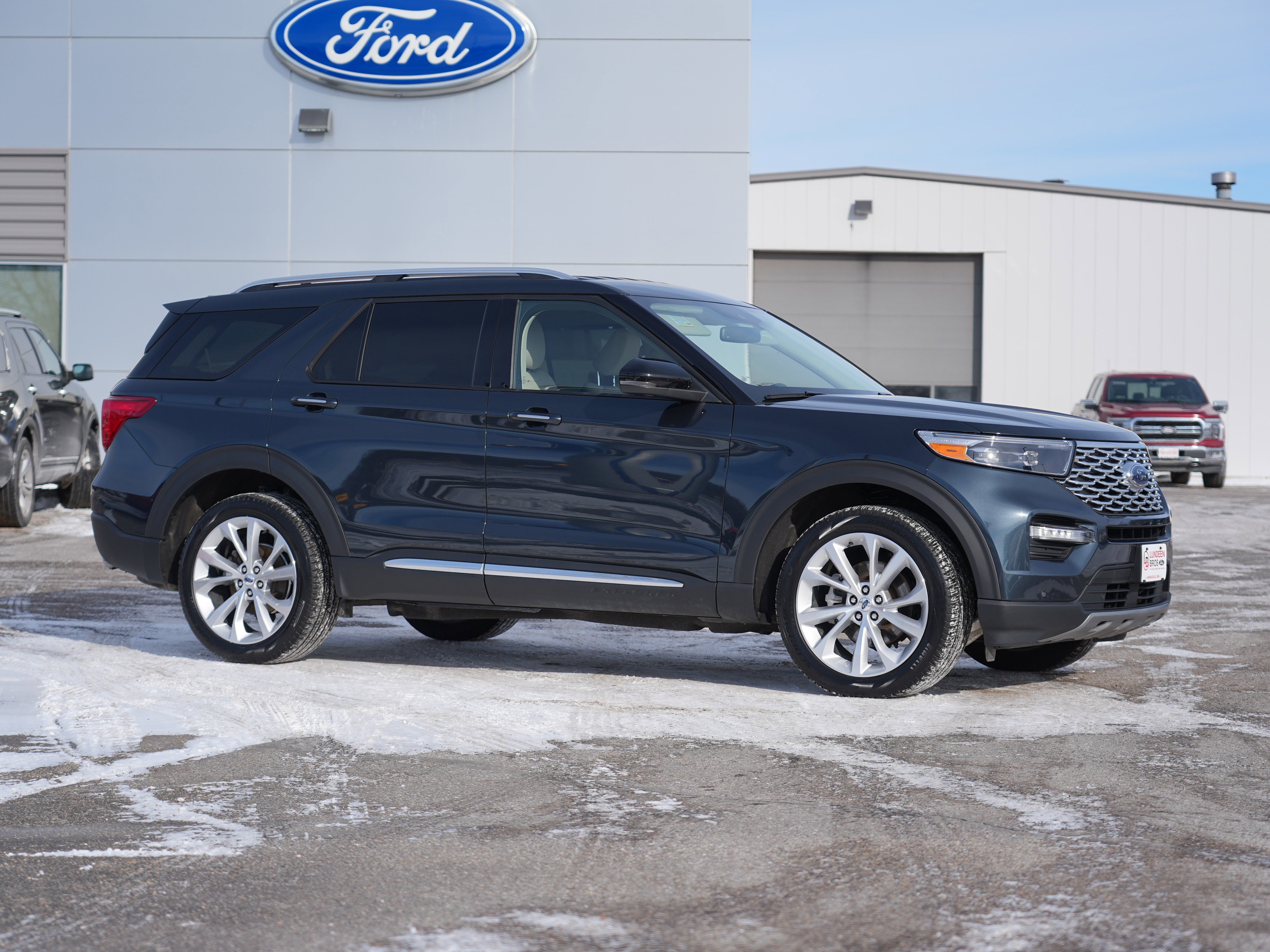 Used 2023 Ford Explorer Platinum w/ Class IV Trailer Tow Package image 2