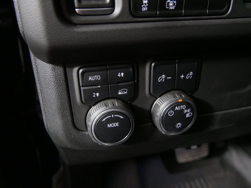 Used 2023 Chevrolet Suburban RST w/ Luxury Package AWD/4WD image 16