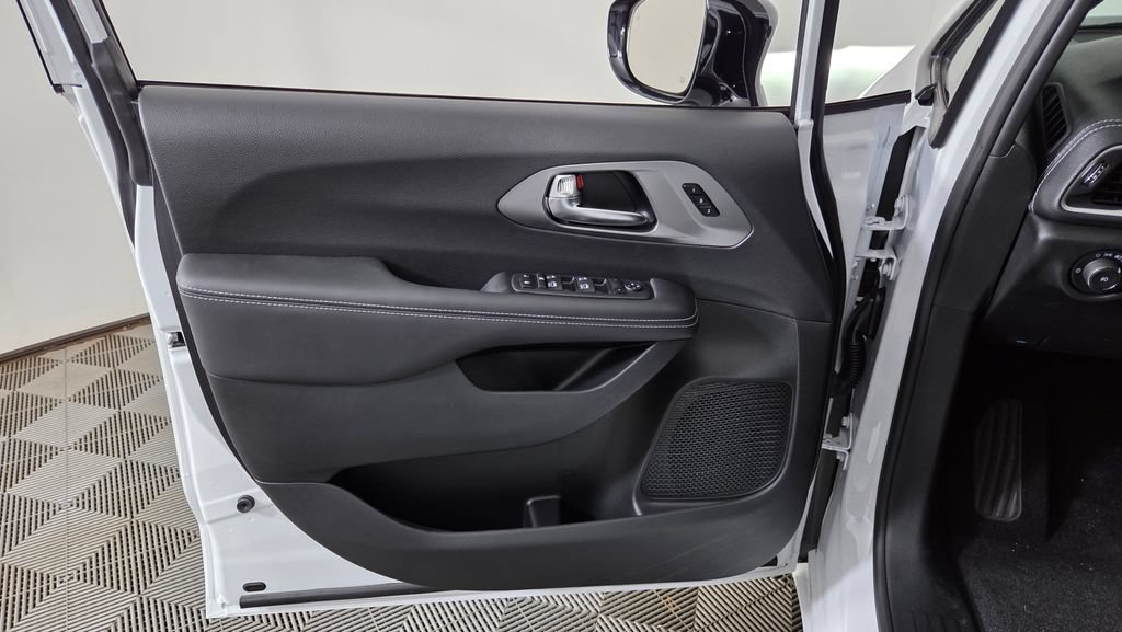 New 2025 Chrysler Pacifica Select w/ Fav Edition Package FWD image 13