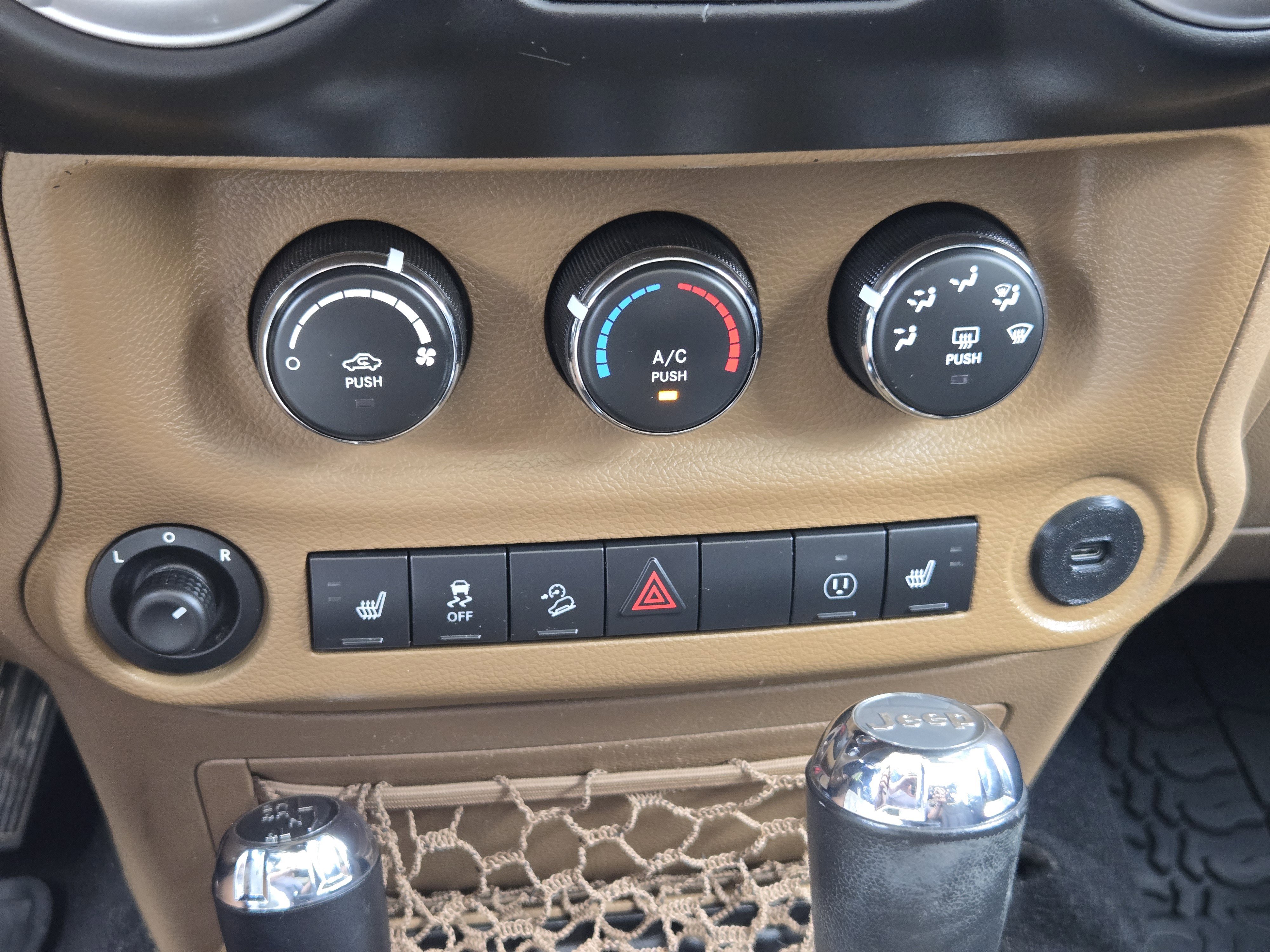 Used 2015 Jeep Wrangler Unlimited Sahara w/ Connectivity Group AWD/4WD image 20