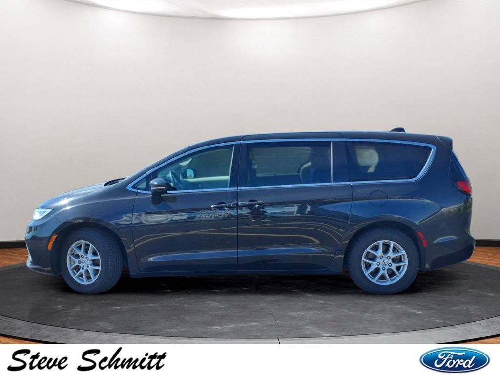 Used 2024 Chrysler Pacifica Touring-L FWD image 2