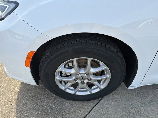Used 2024 Chrysler Pacifica Touring-L image 16