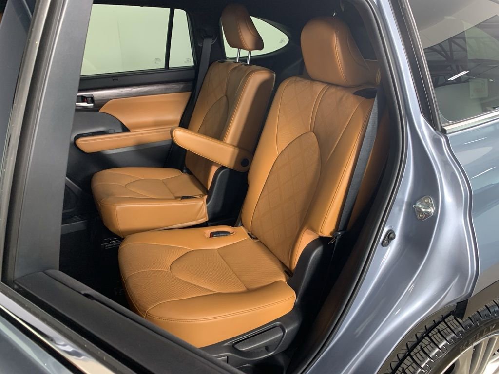 Used 2023 Toyota Highlander Platinum image 37