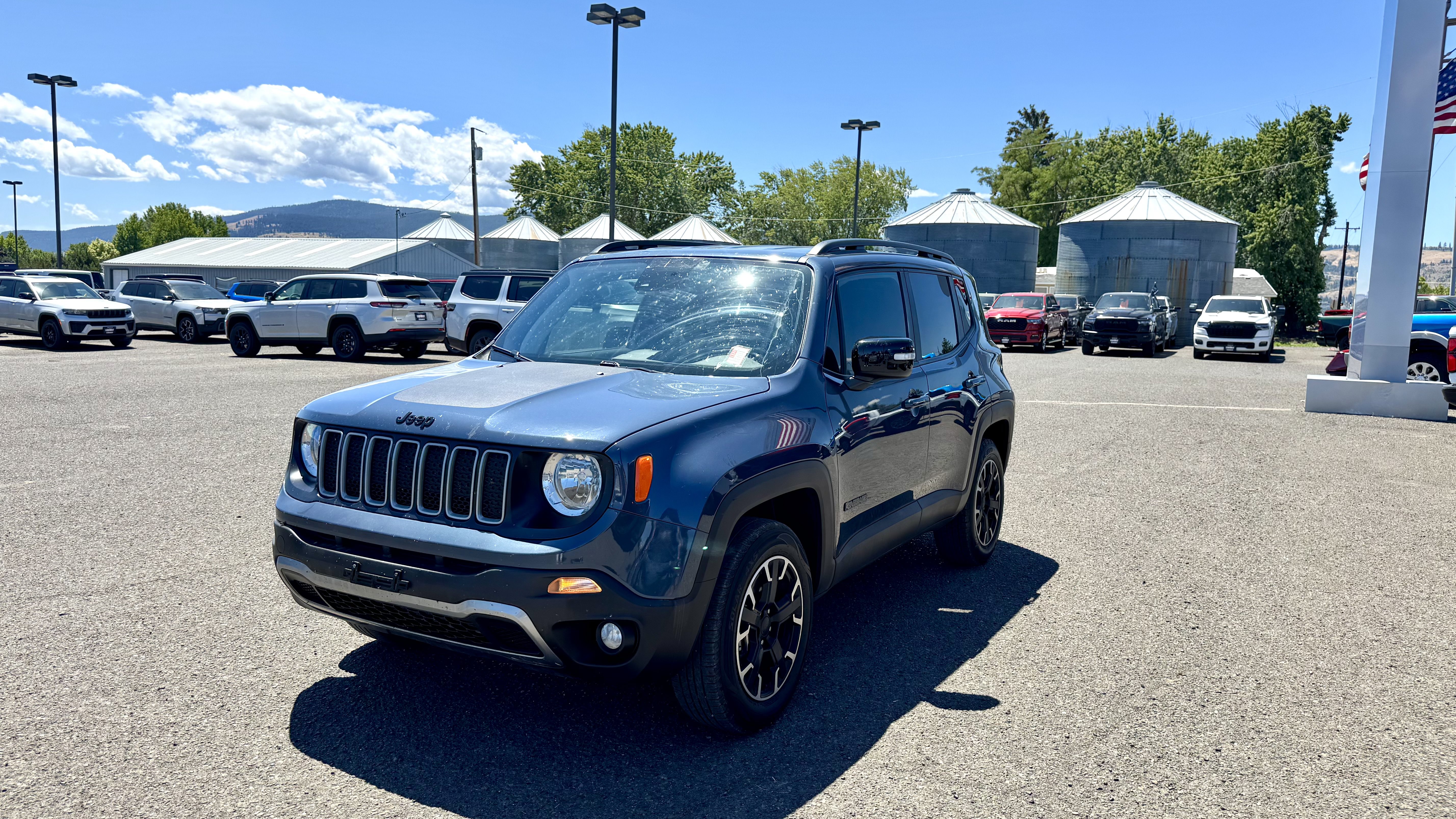 Used 2023 Jeep Renegade Latitude AWD/4WD image 4