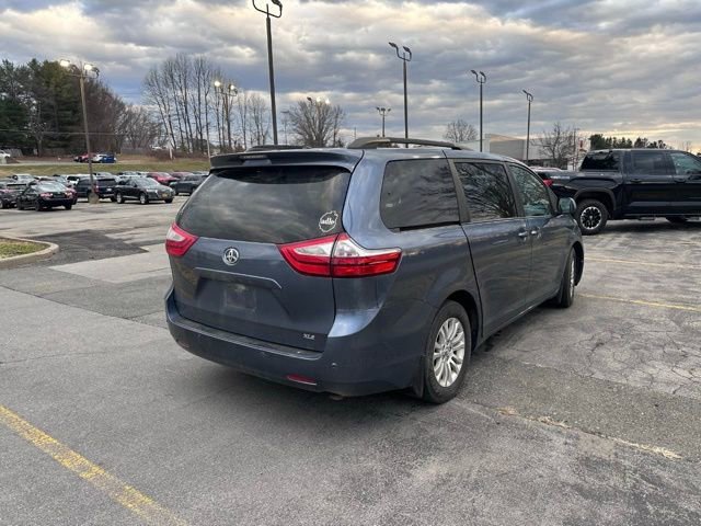 Used 2017 Toyota Sienna XLE Premium image 3