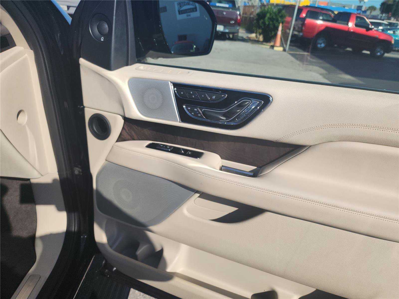 Used 2020 Lincoln Navigator Reserve w/ Luxury Package image 29