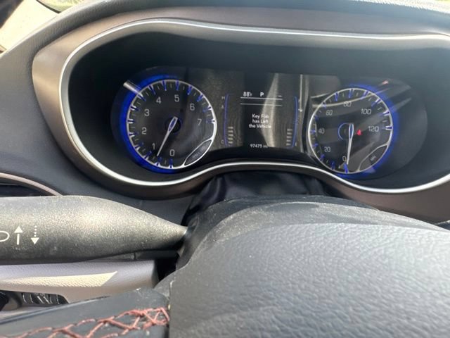 Used 2018 Chrysler Pacifica Touring-L w/ Tire & Wheel Group FWD image 14