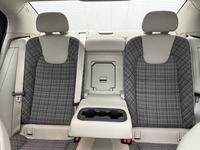 Used 2021 Volvo S60 T5 Momentum w/ Premium Package image 29