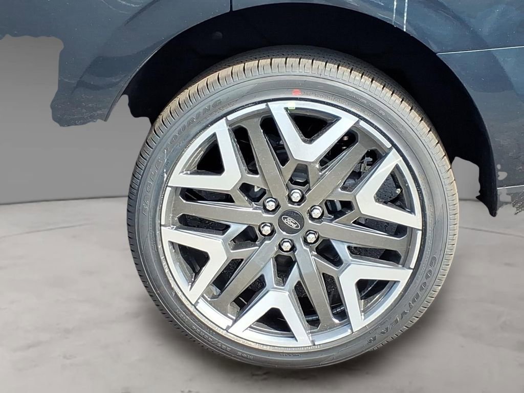 New 2026 Ford Expedition Platinum image 4