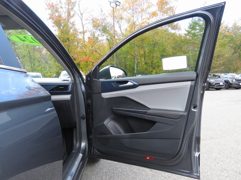 Used 2024 Volkswagen Taos SE w/ Panoramic Sunroof Package image 13