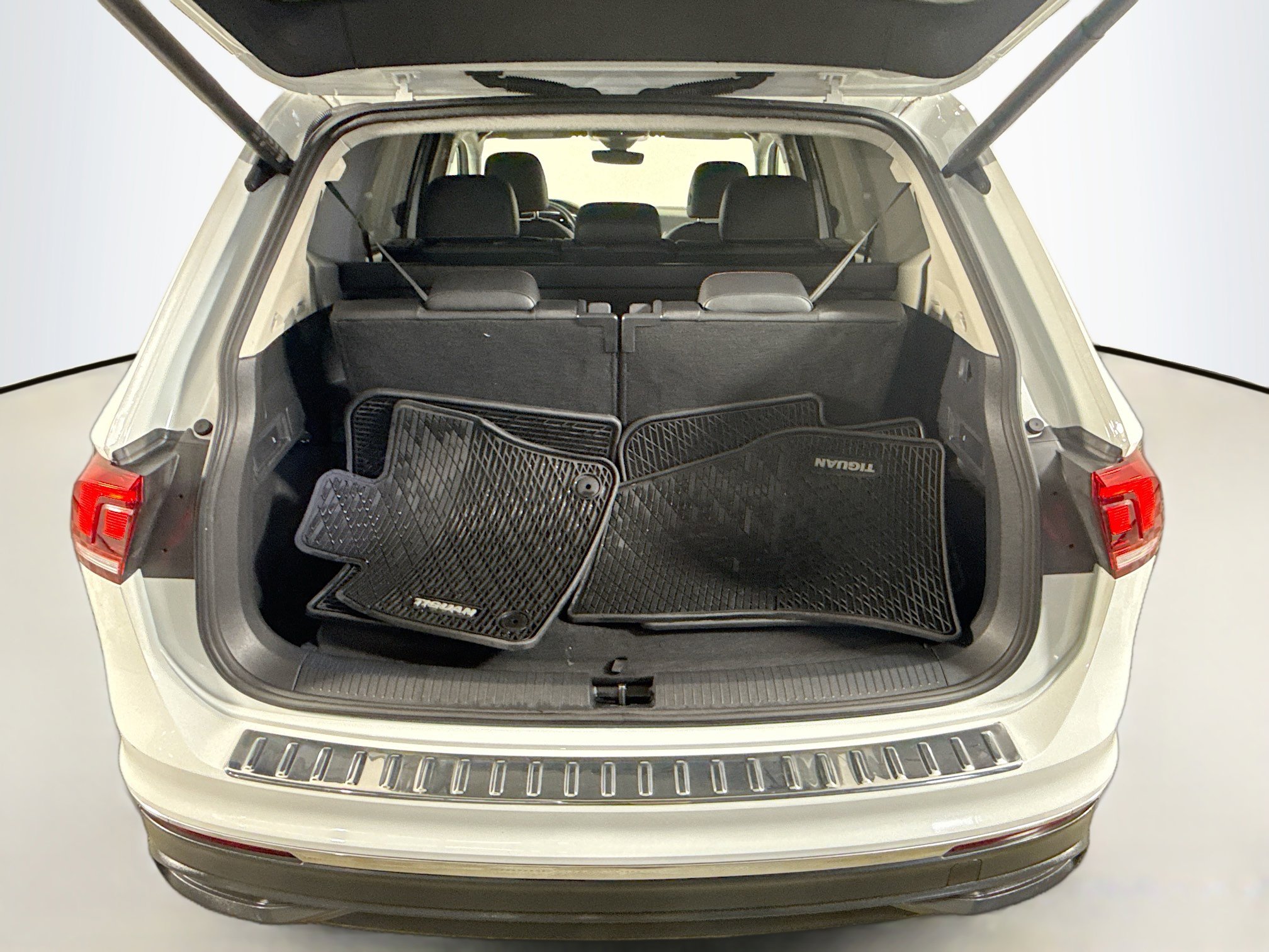 Used 2024 Volkswagen Tiguan Wolfsburg Edition image 35